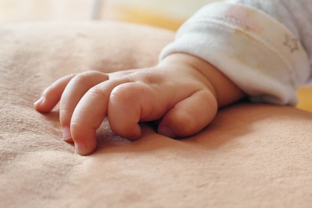 La mano di un neonato