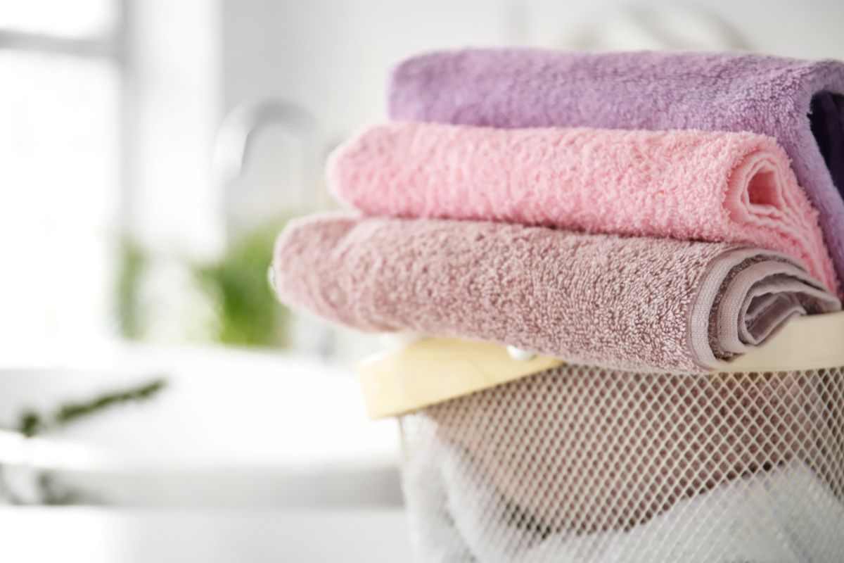 Asciugamani in un cestino del bagno