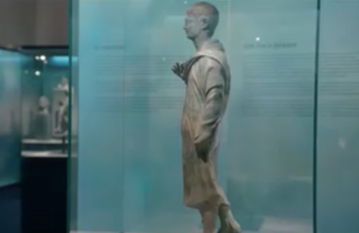 Statua in bronzo di uomo in una teca del Museo Archeologico di Napoli