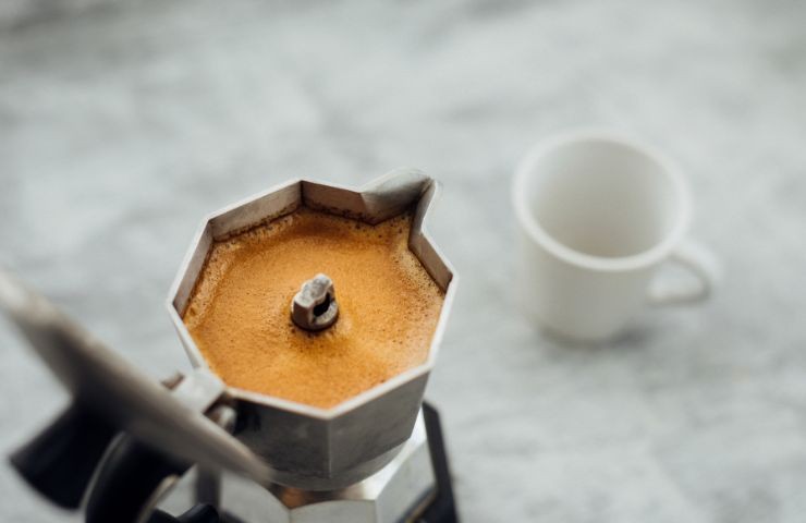 Caffè appena fatto alla moka