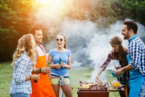 Un gruppo di amici attorno ad un barbecue