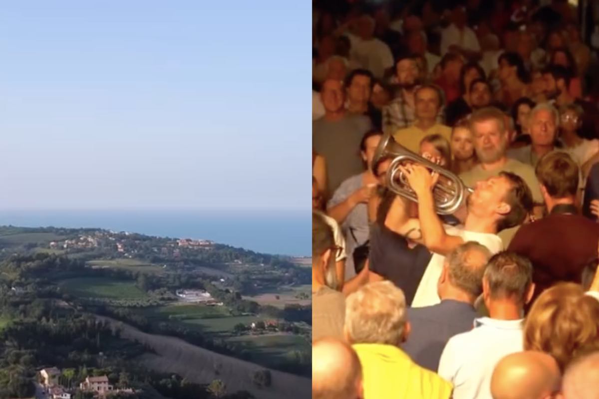 Marche vista mare in estate e folla a un evento