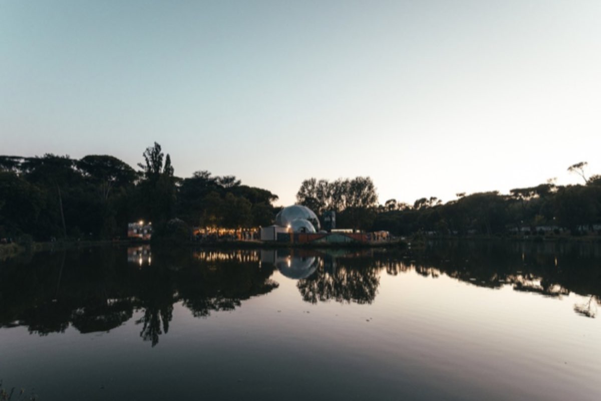 Festival sul lago di Villa Ada al tramonto