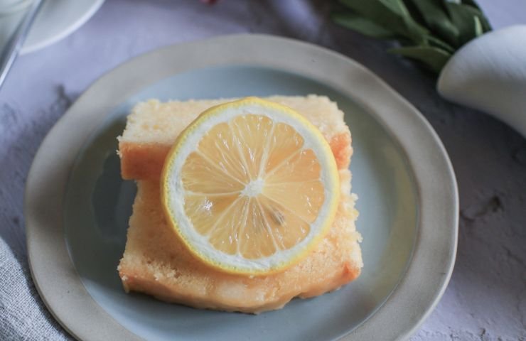 Fetta di torta al limone