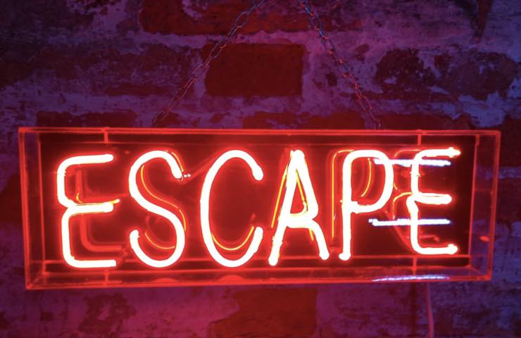 Insegna al neon con scritta escape in rosso