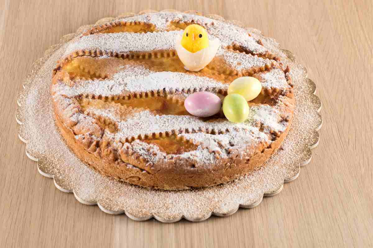 Pastiera Napoletana nel vassoio dorato