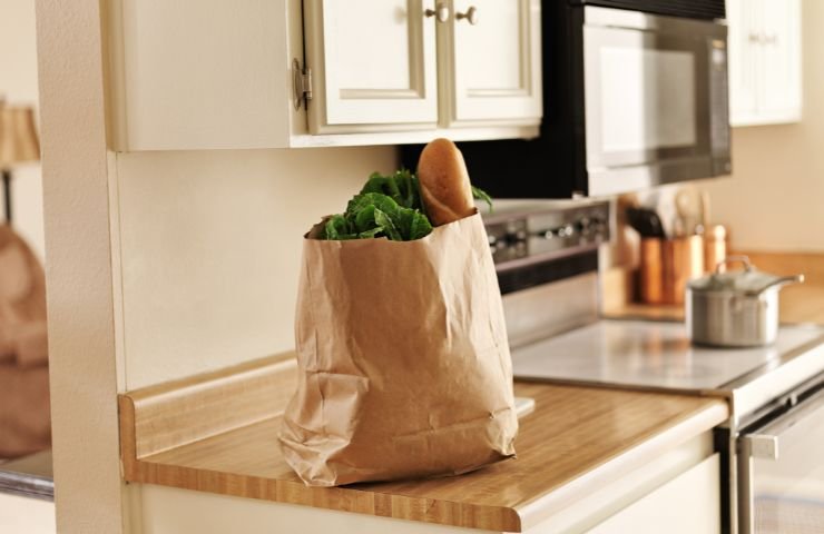 Pane e verdure nel sacchetto di carta