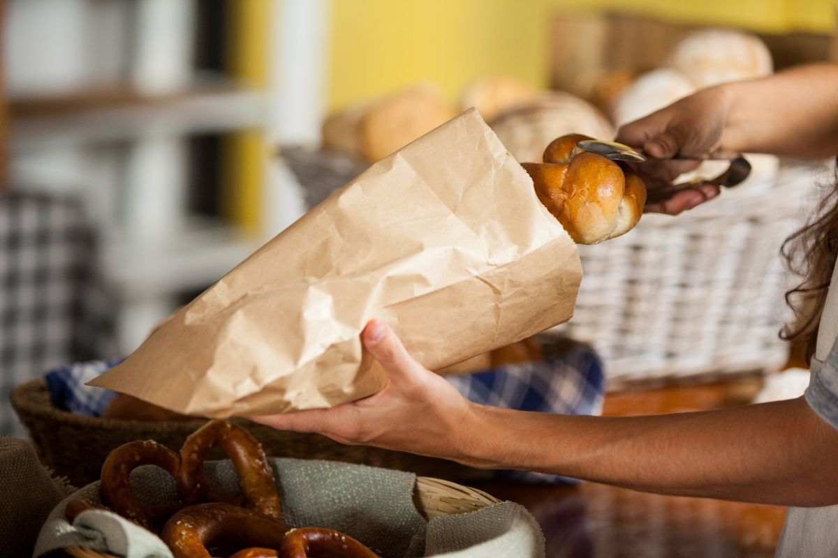 Pane messo nel sacchetto di carta