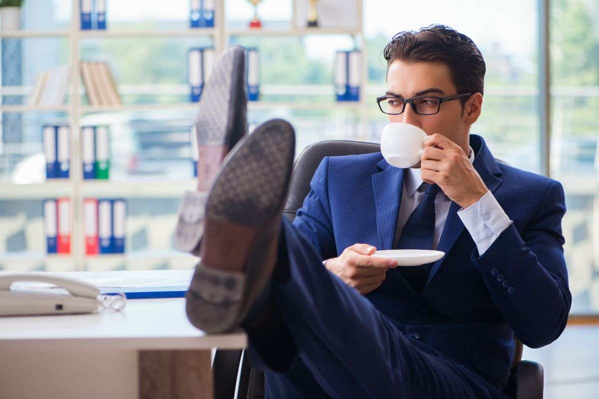 Ragazzo beve tazzina di caffè