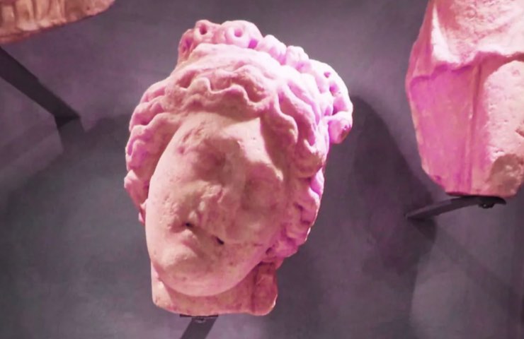 Scultura di Afrodite in un museo di Roma 