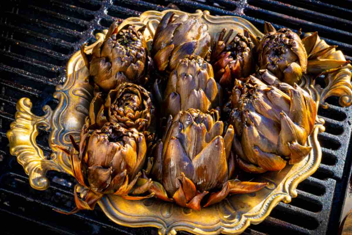 Carciofi alla Matticella in cottura su barbecue