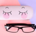 Custodia rosa per occhiali e montatura da vista