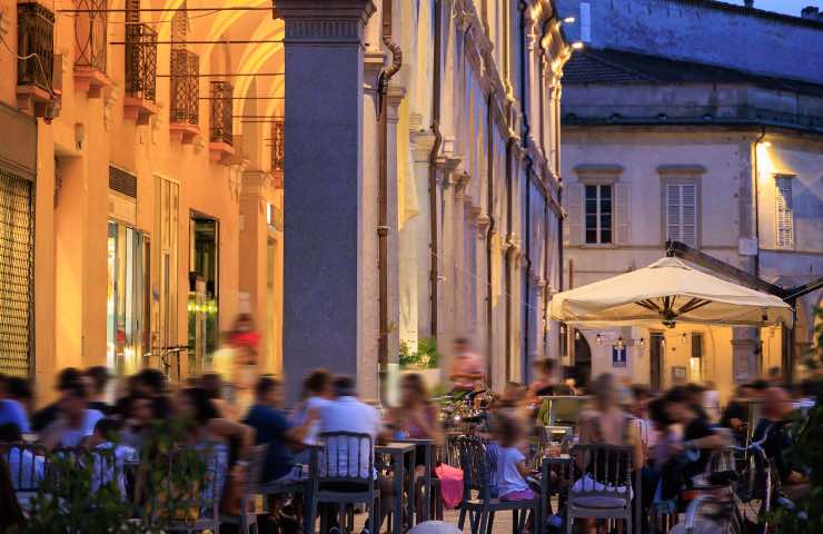 Eventi serali nella città italiana di Faenza 
