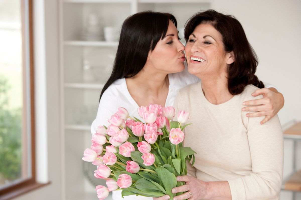 Figlia abbraccia e bacia la mamma