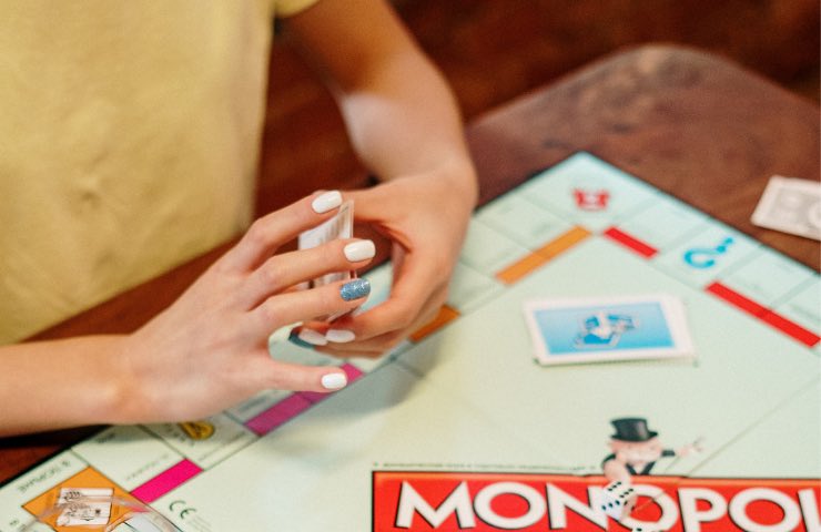 Il gioco di società Monopoly sulla tavola 