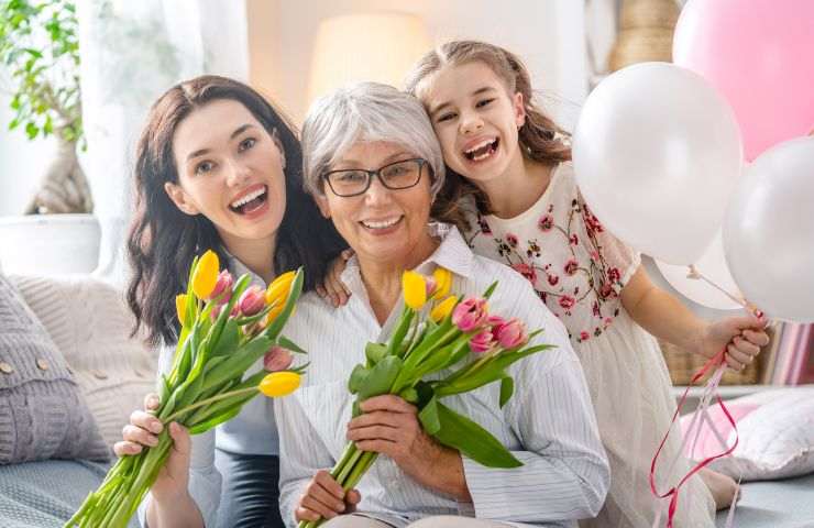 Nonna mamma nipote sorridenti