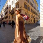 Ragazza si muove a piedi per le strade di Roma