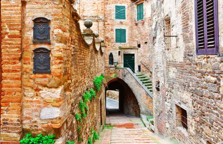 Piccolo da attraversare a piedi nella città di Perugia 