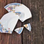Pezzi di piatti rotti in porcellana con motivi floreali