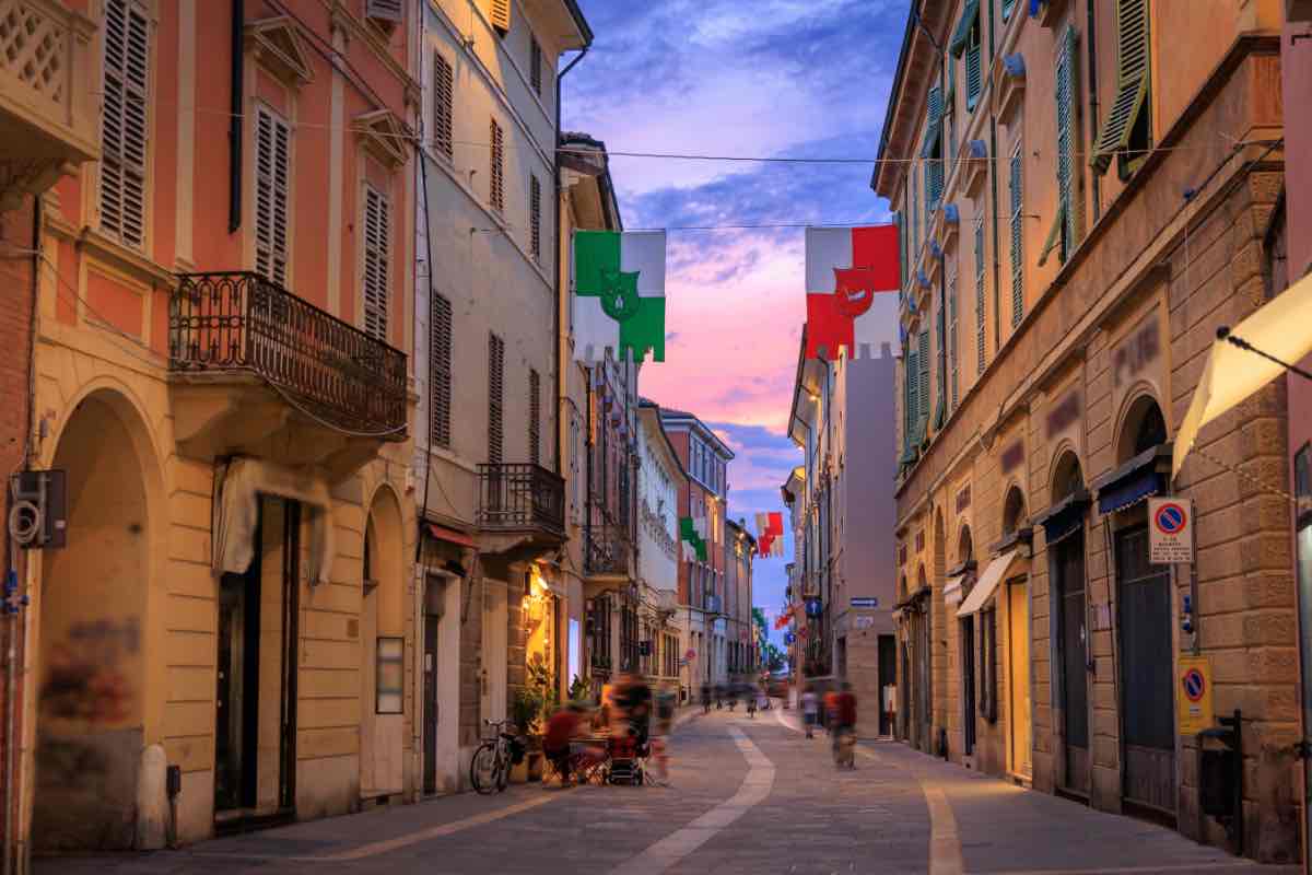 Strada in centro a Faenza decorata per la Sagra