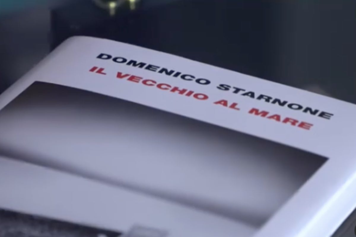 Il libro di Domenico Starnone durante la presentazione a Tg3