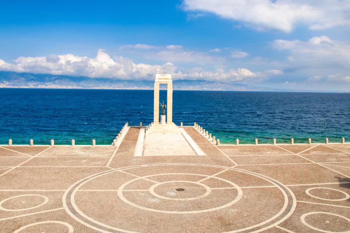 Arena di Reggio Calabria in primavera con statua di Atena