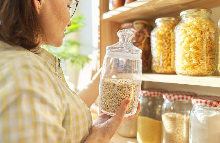 sistemare alimenti nella dispensa