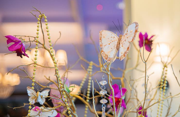 Esempio di centrotavola con farfalle e fiori colorati 