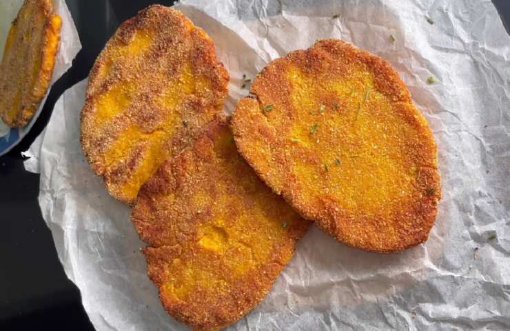 Cotolette di carote su carta assorbente