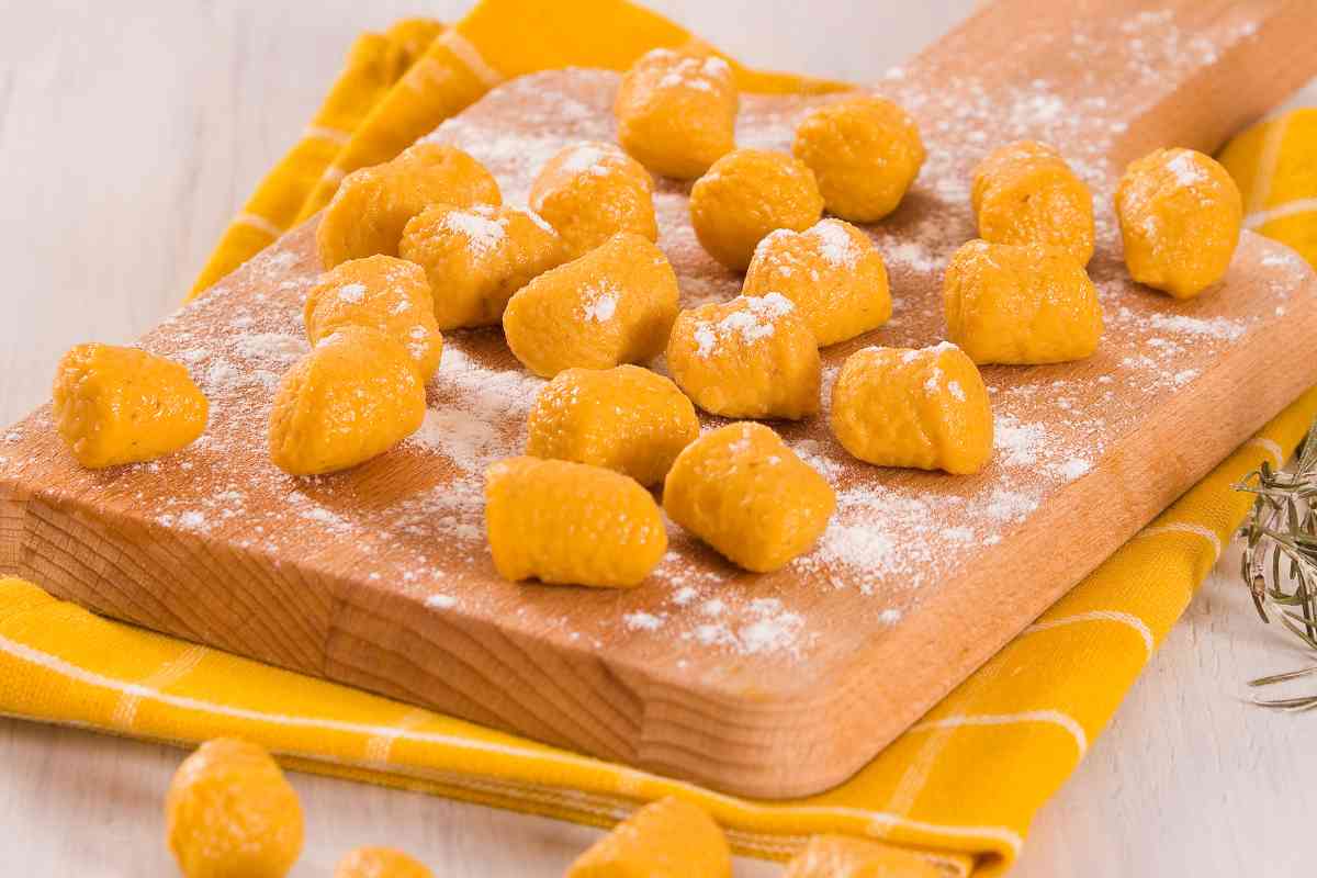 Gnocchi di carote sul tagliere di legno