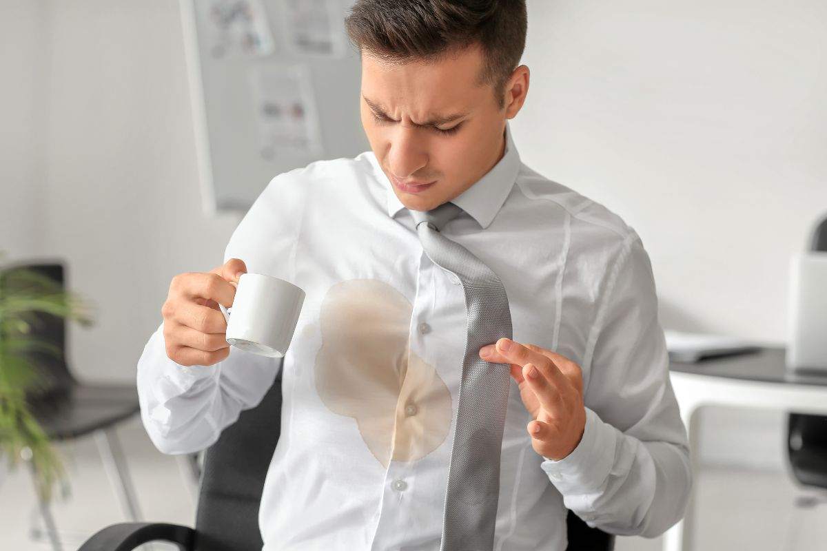 Macchia di caffè sulla camicia