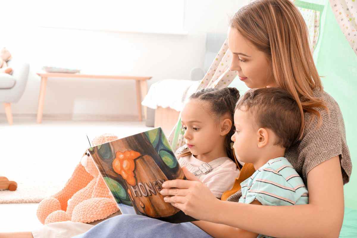 Mamma legge insieme ai suoi bambini