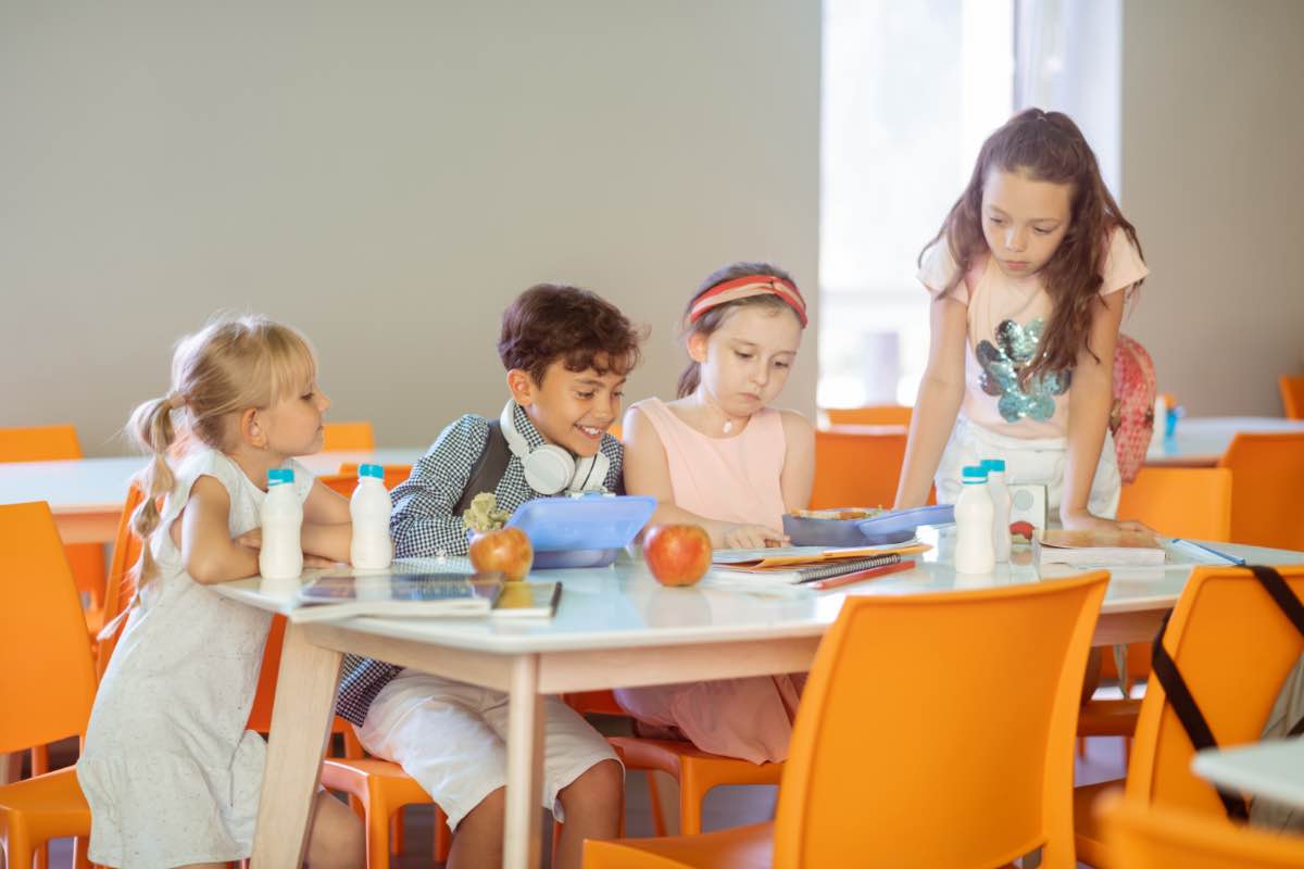 Bambini leggono poesie in pausa pranzo