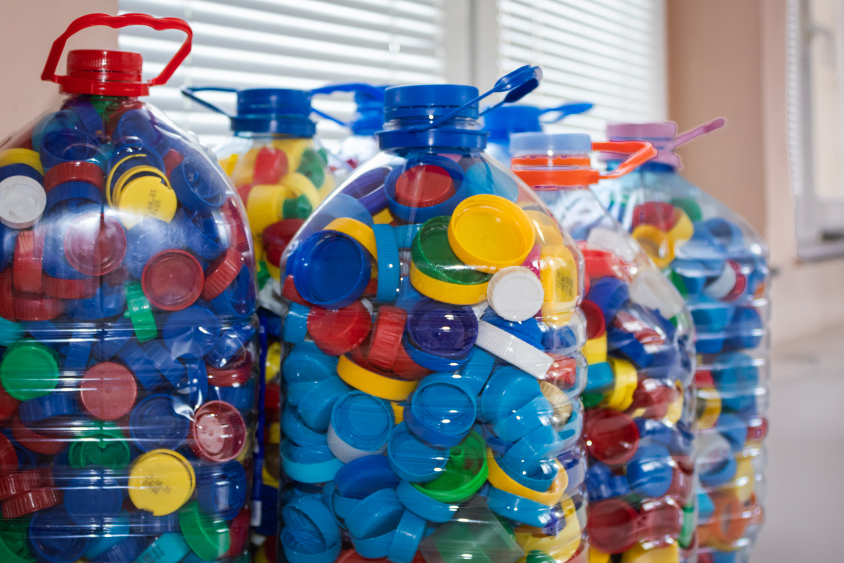 tappi di plastica in bottiglione di plastica