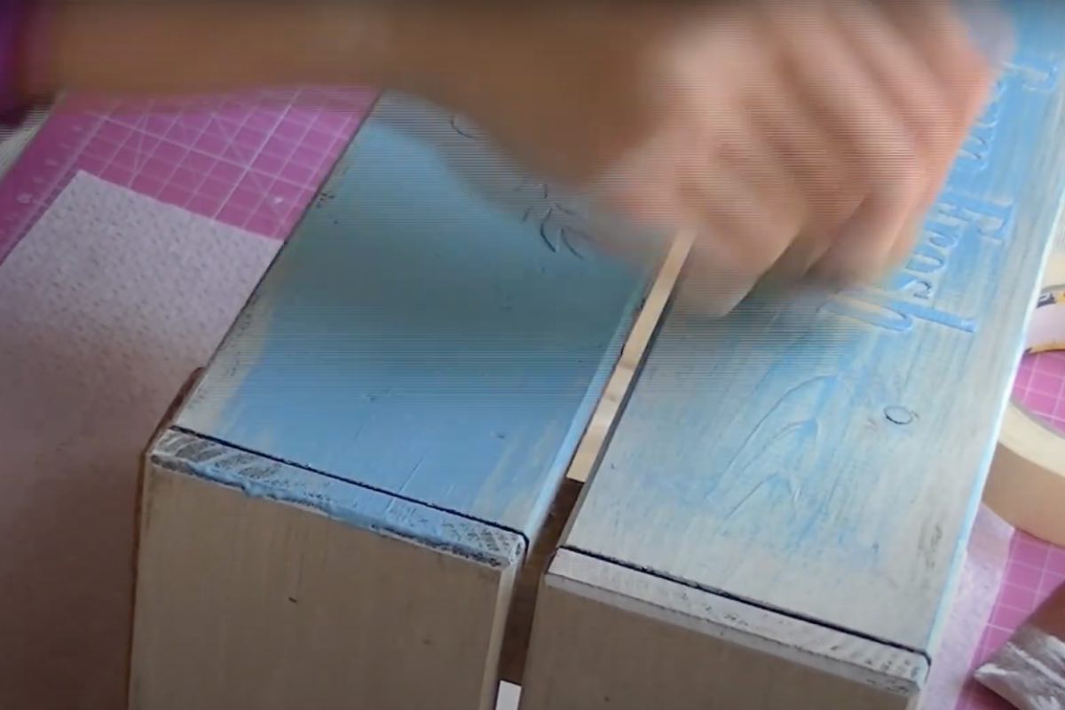 Colorare cassetta in legno in stile Shabby Chic