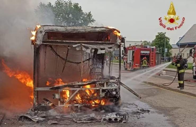 bus in fiamme