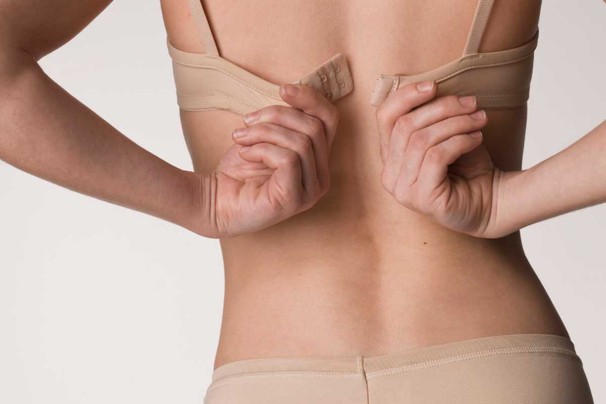 agganciare il reggiseno