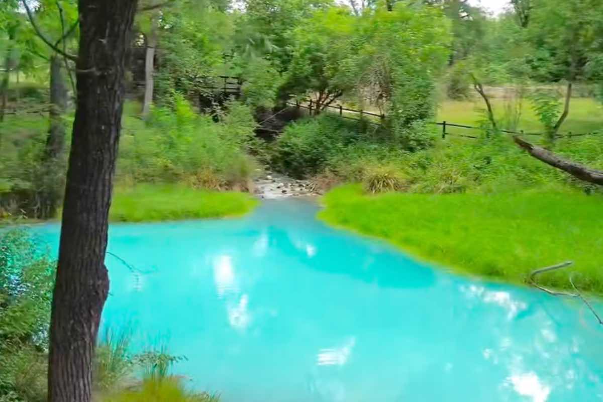 Fiume di colore turchese in un bosco d’Italia