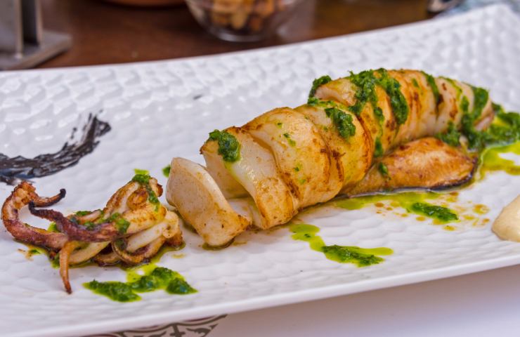Calamari alla griglia con salsa al basilico