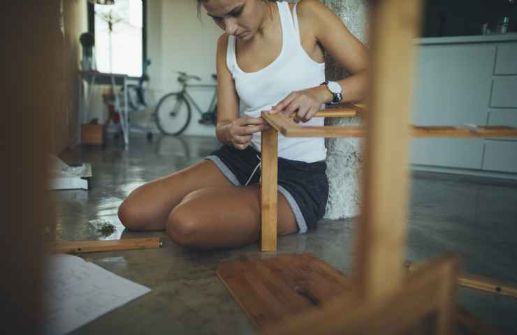 ragazza che costruisce una cuccia fai da te