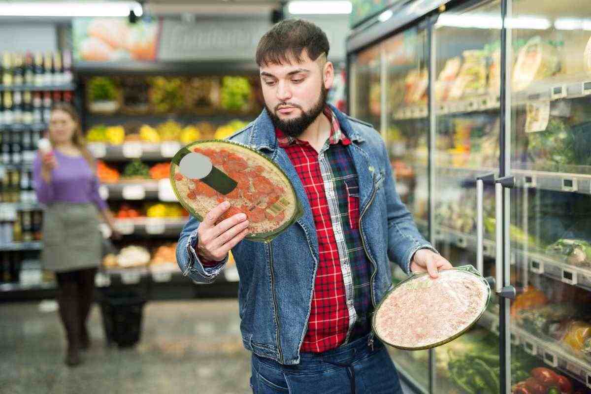 ragazzo che compra la pizza surgelata