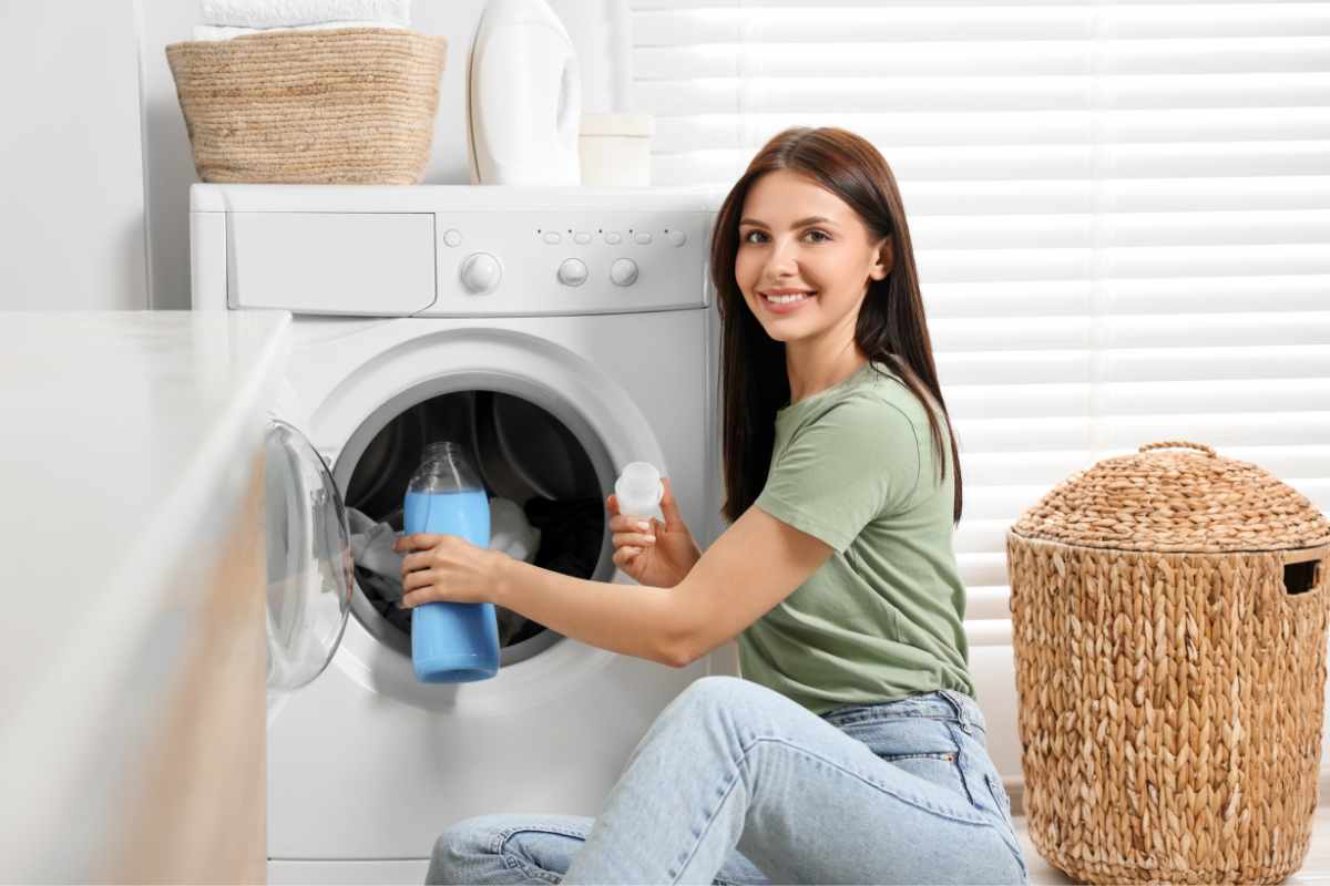 ragazza che fa il bucato