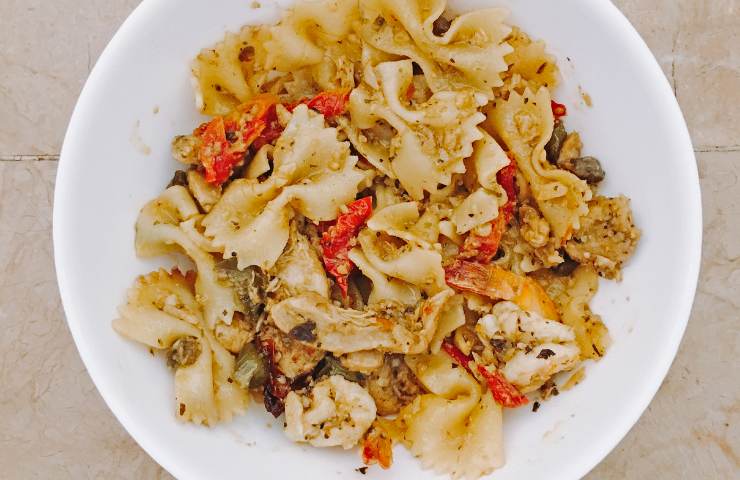 Pasta fredda con zucchine peperoni e mollica