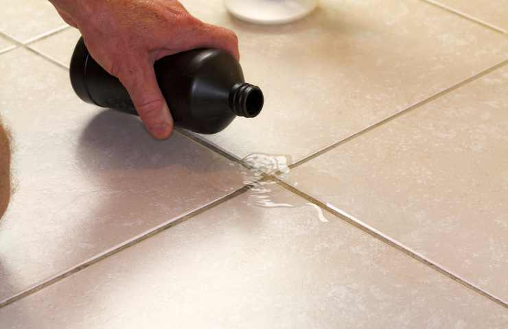 acqua ossigenata sulle fughe del pavimento